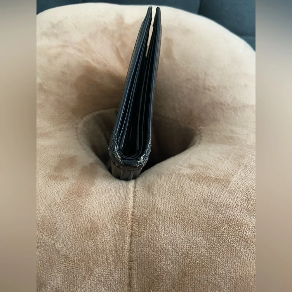 AUTHENTIC GUCCI LEATHER WALLET
